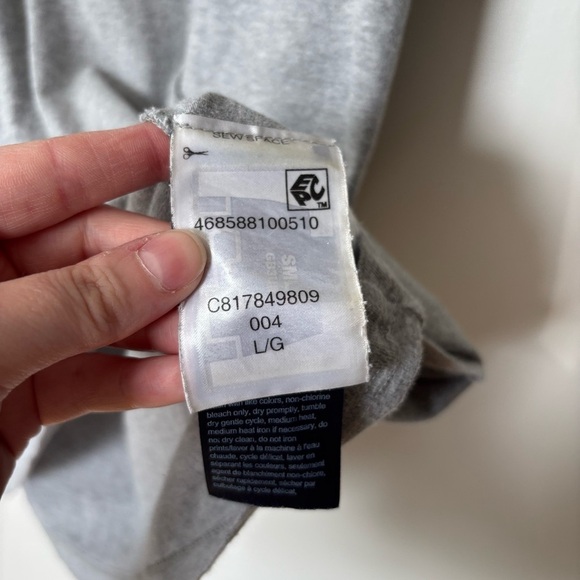 🎉4/30$🎉 Tommy Hilfiger Grey V-Neck T-Shirt - Size Large - Picture 3 of 5